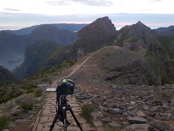 Die Landschaft am Pico do Arieiro mitsamt Kamera