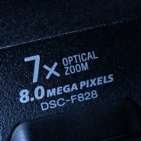 8 Megapixel Werbung an einer Sony F828 Bridgekamera aus dem Jahr 2003
