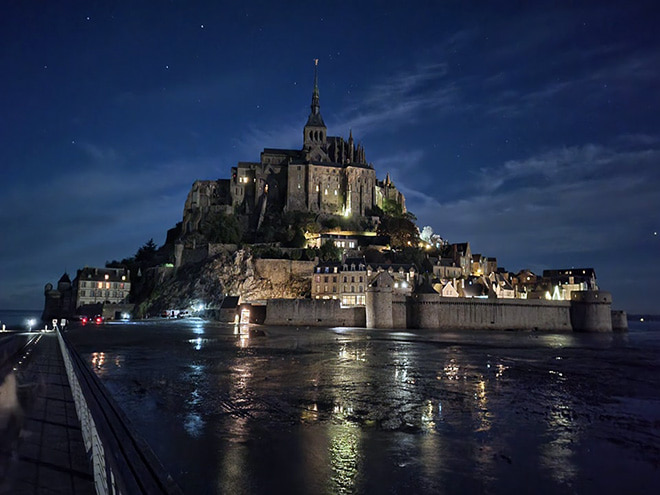 Nachtaufnahme am Mont-Saint-Michel mit dem Samsung Galaxy S21 FE