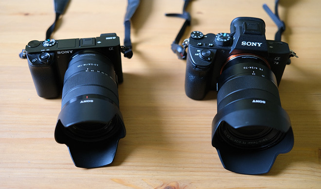 Sony Alpha Kamera Modelle - Sony Alpha 6000 links und Sony Alpha 7 III rechts